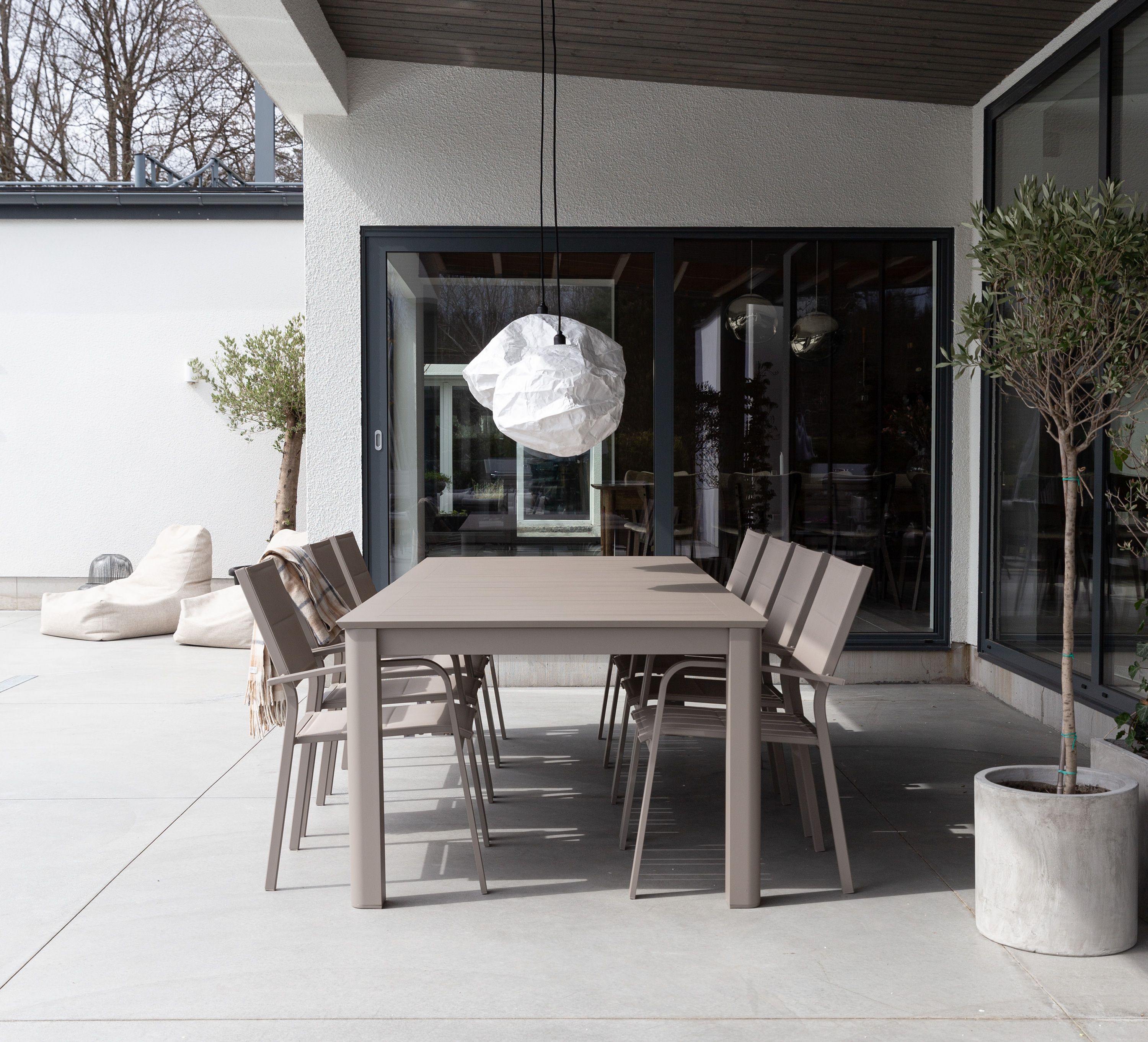 Lodes matbord med Le graisse karmstolar (beige)