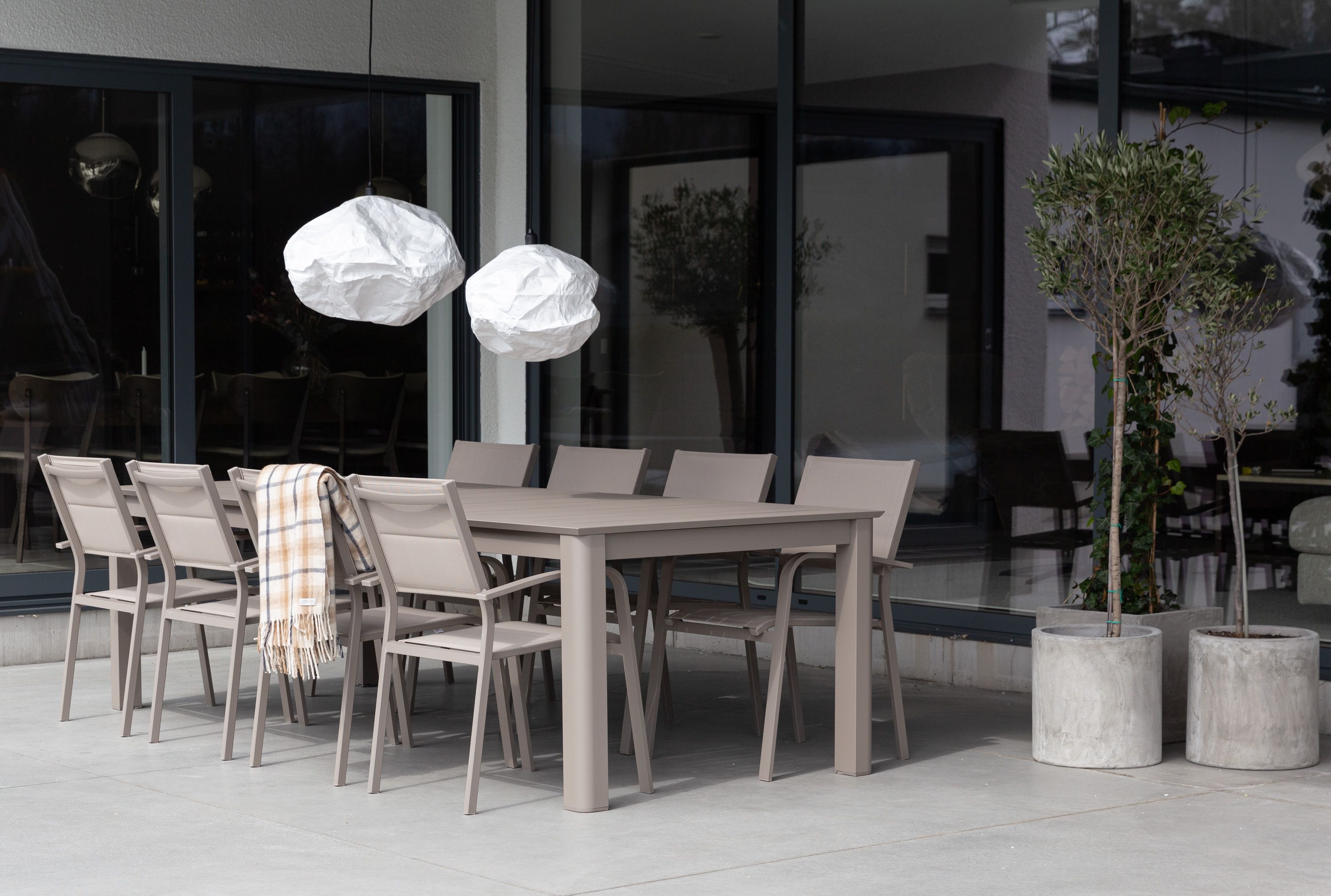 Lodes matbord med Le graisse karmstolar (beige)