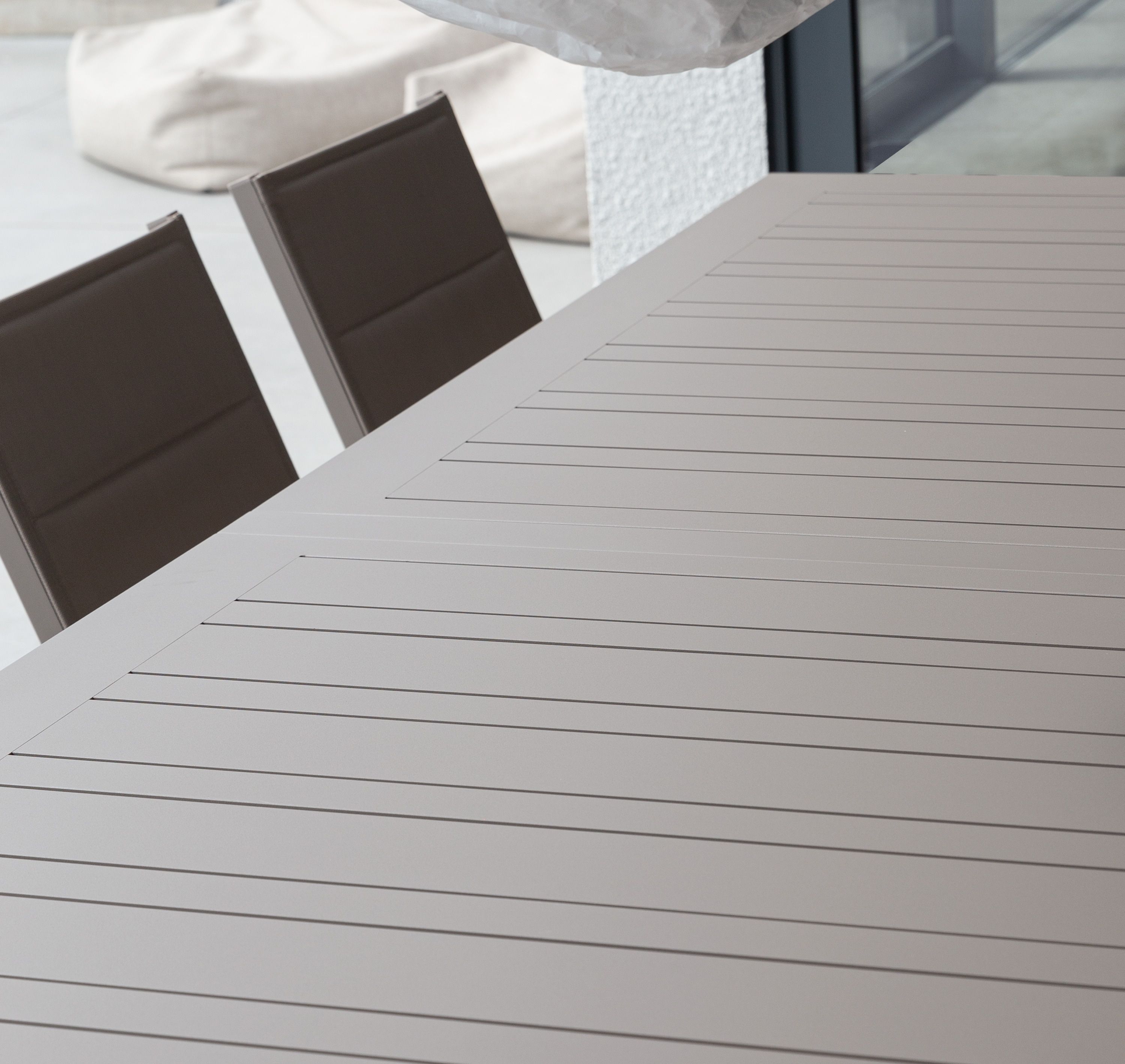 Lodes matbord med Le graisse karmstolar (beige)