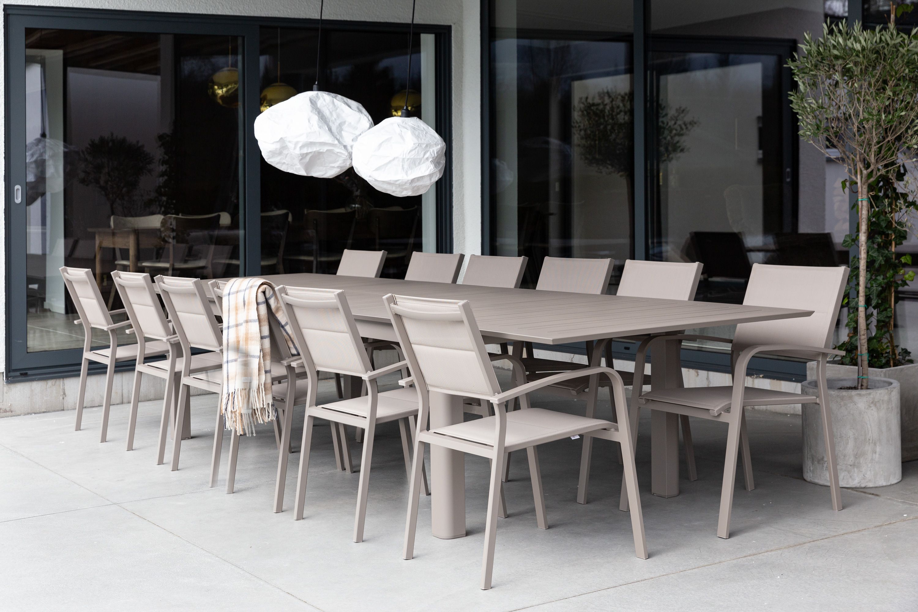 Lodes matbord med Le graisse karmstolar (beige)