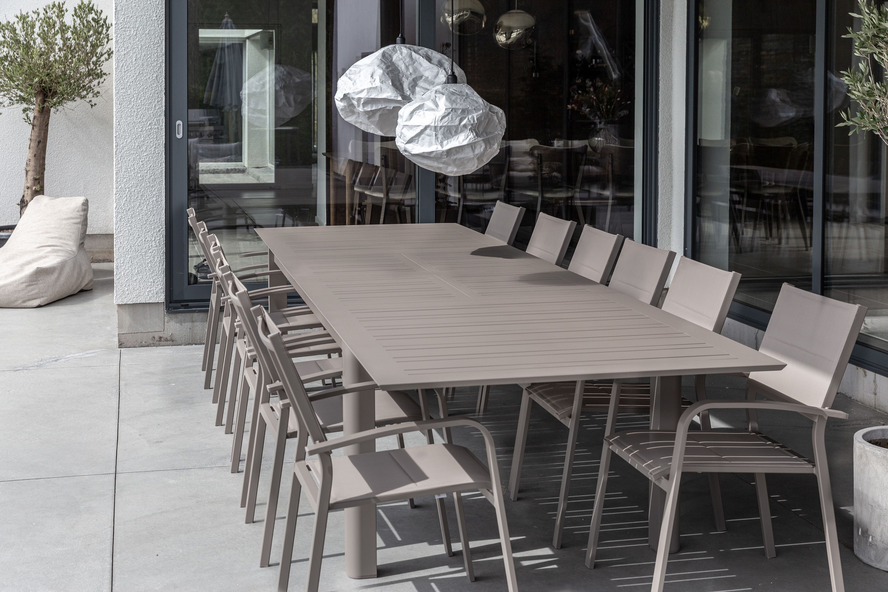 Lodes matbord med Le graisse karmstolar (beige)
