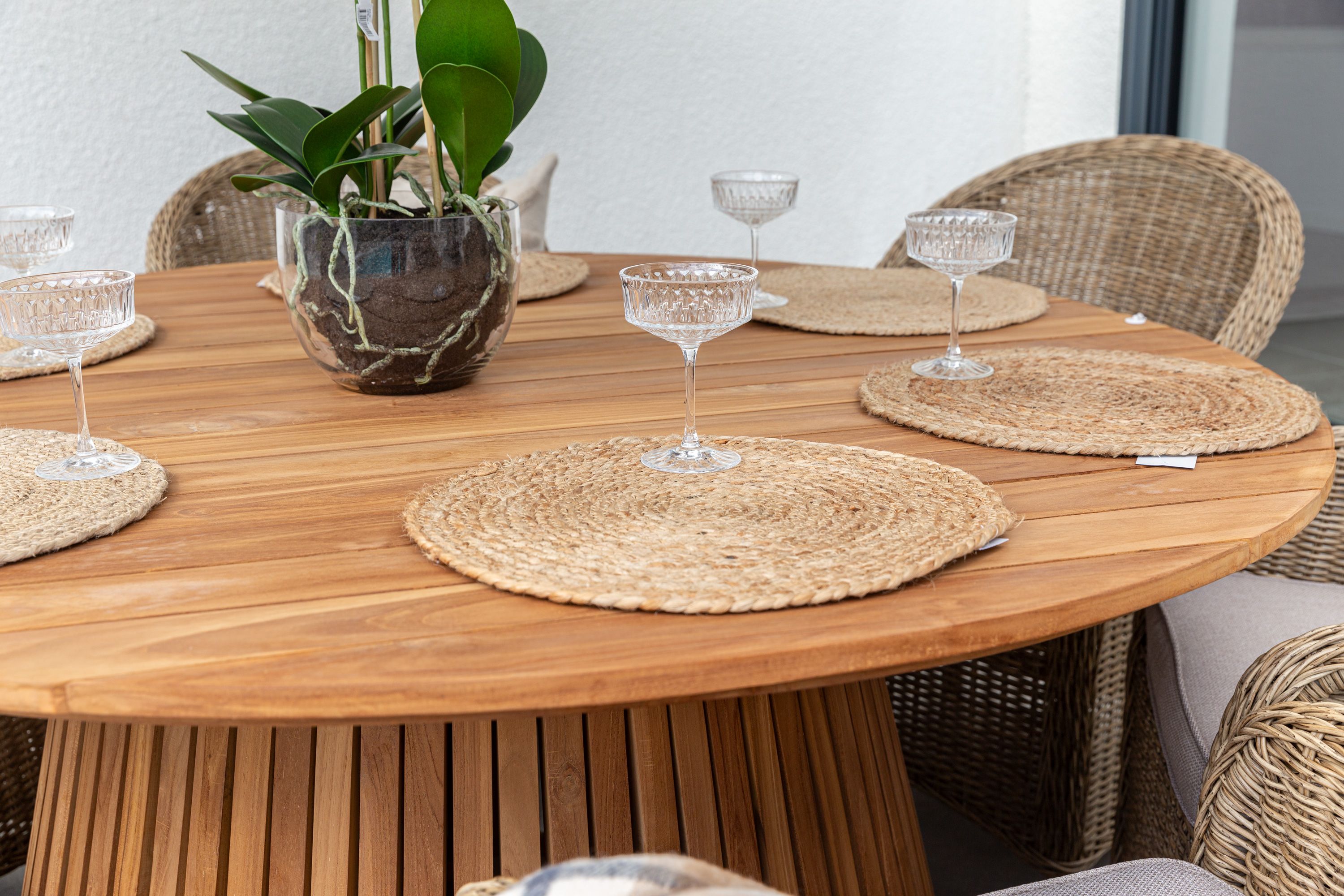 Oasis matbord d150 med Eadson stolar