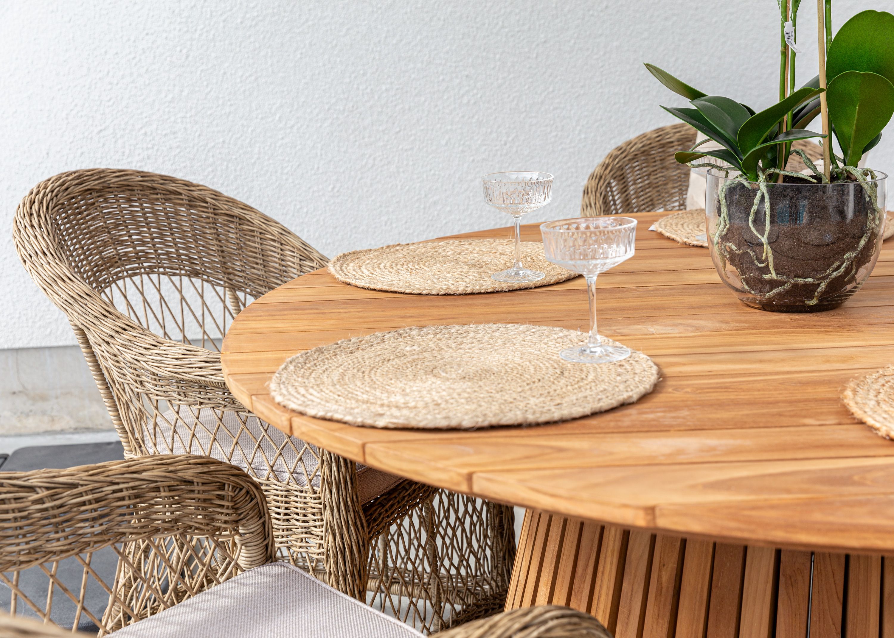 Oasis matbord d150 med Camilla stolar