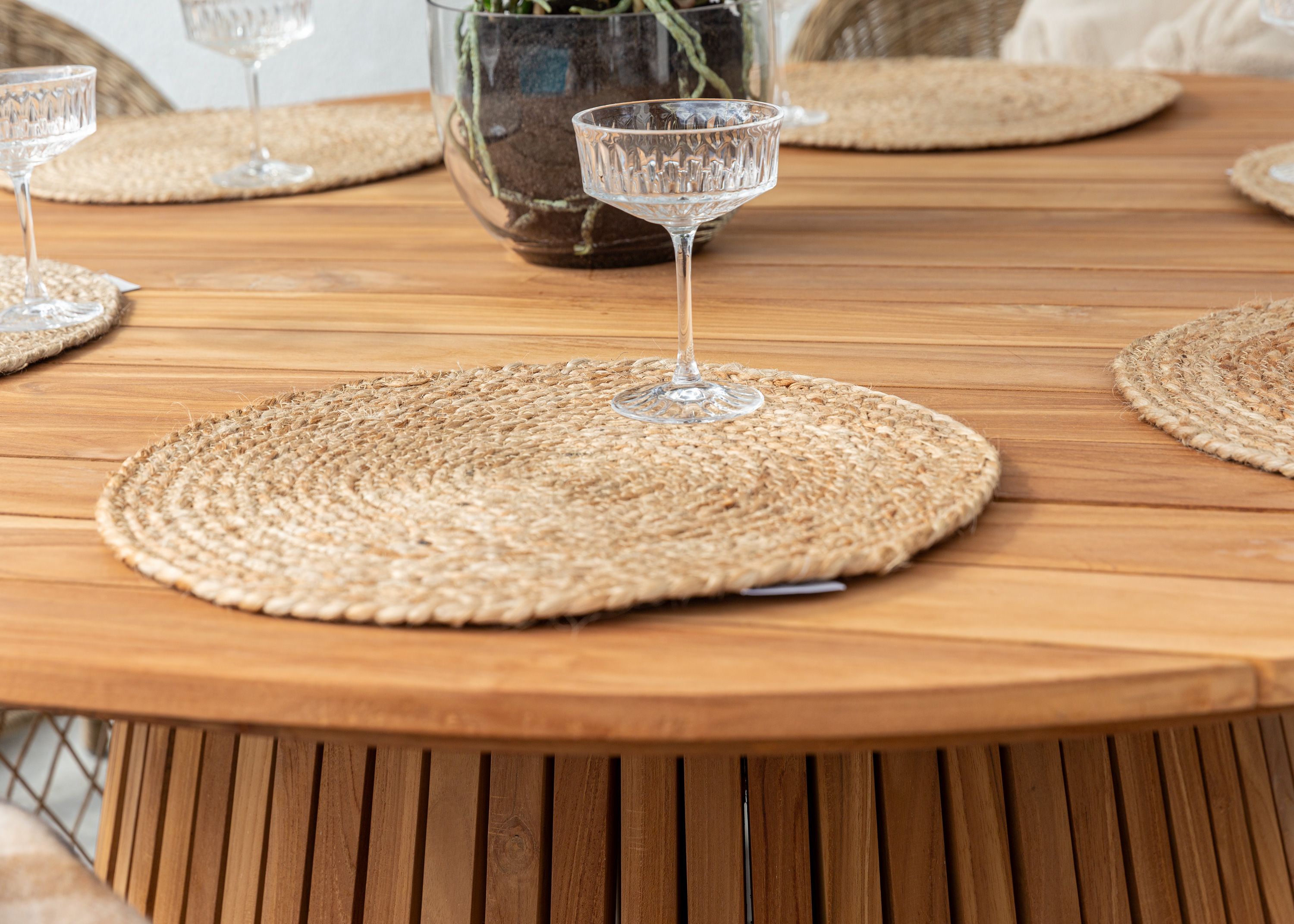 Oasis matbord d150 med Camilla stolar