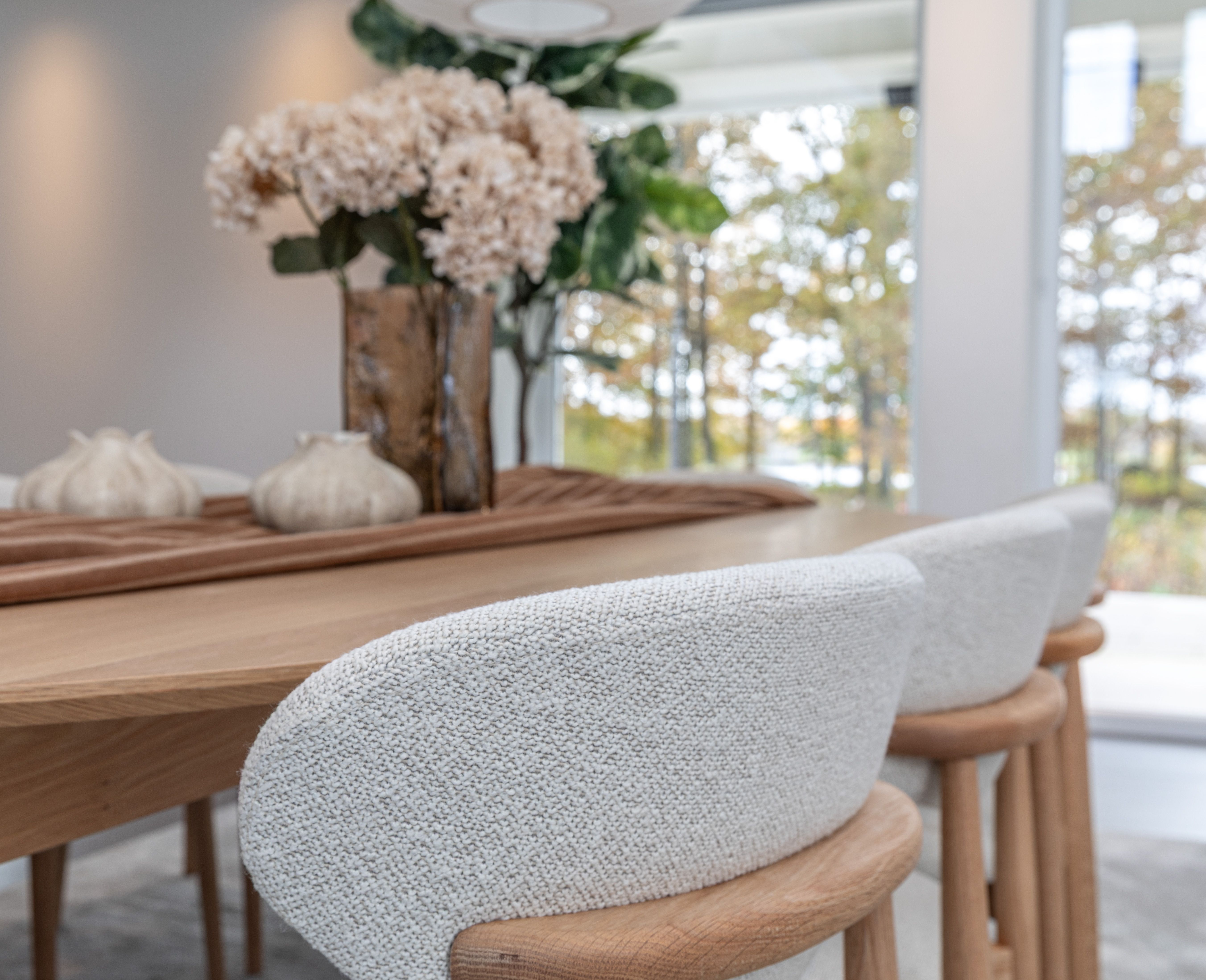 Oskar matgrupp ek 260x130cm med 8 Le chic stolar