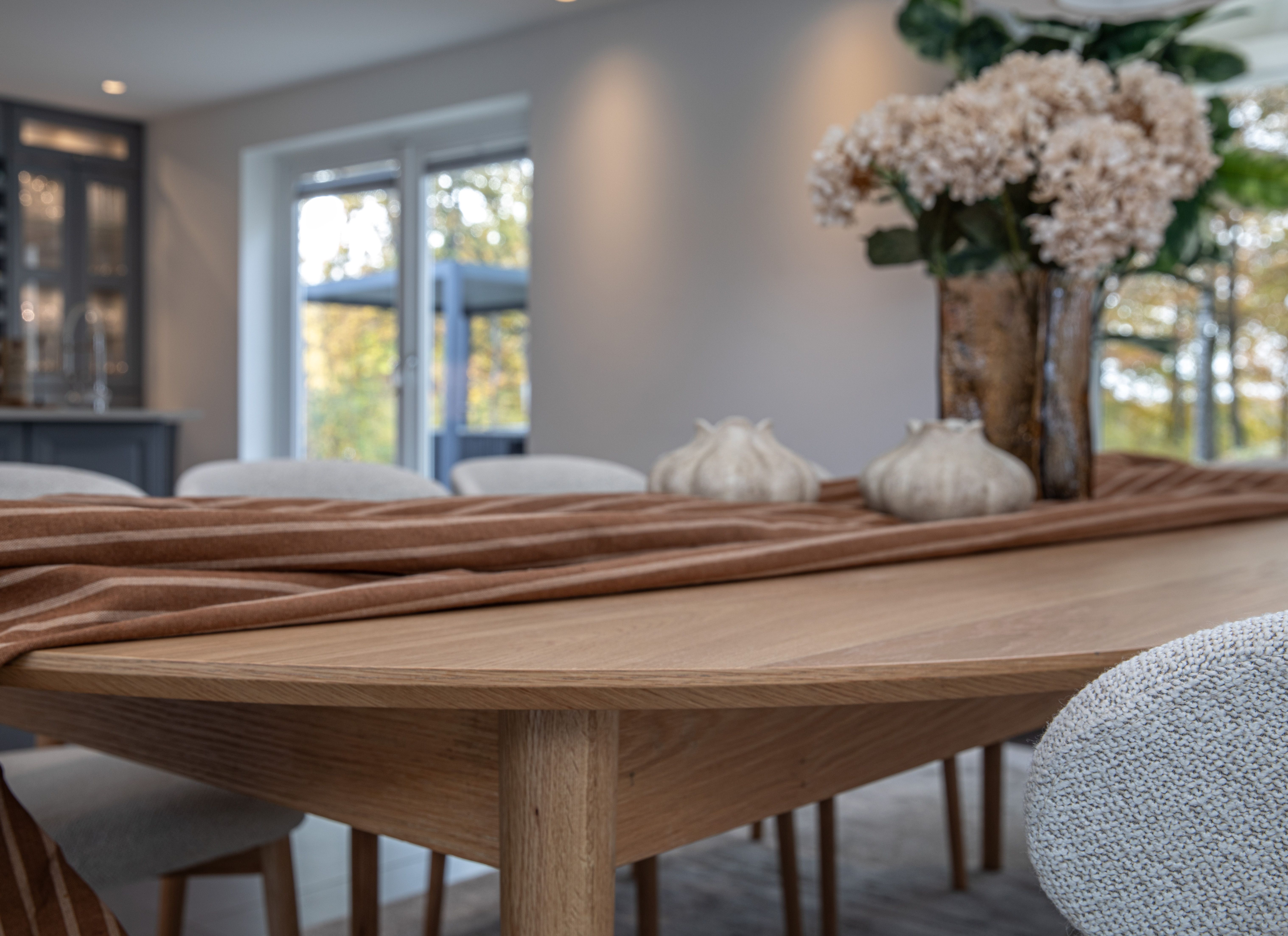 Oskar matgrupp ek 260x130cm med 8 Le chic stolar