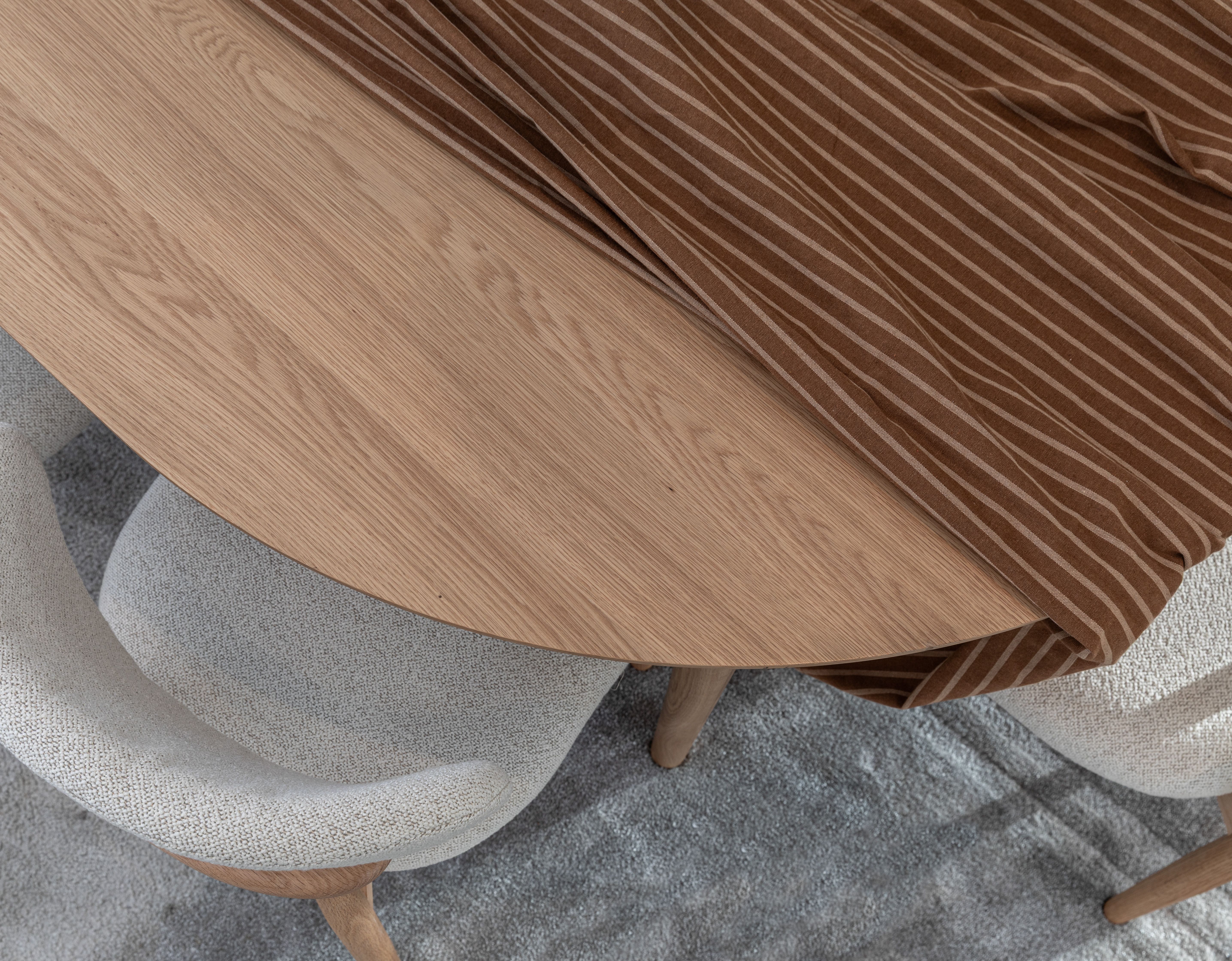 Oskar matgrupp ek 260x130cm med 8 Le chic stolar