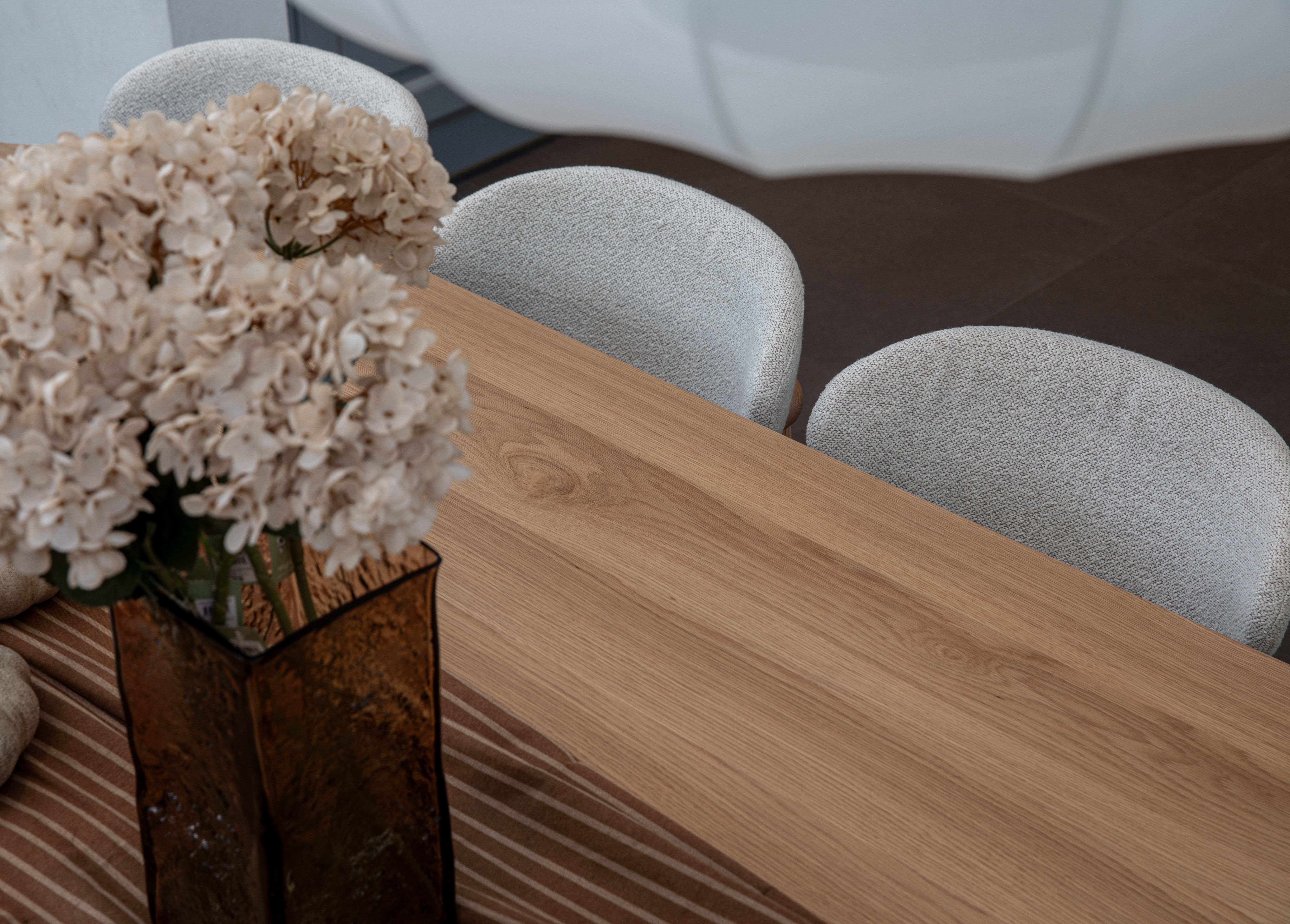 Oskar matgrupp ek 260x130cm med 8 Le chic stolar