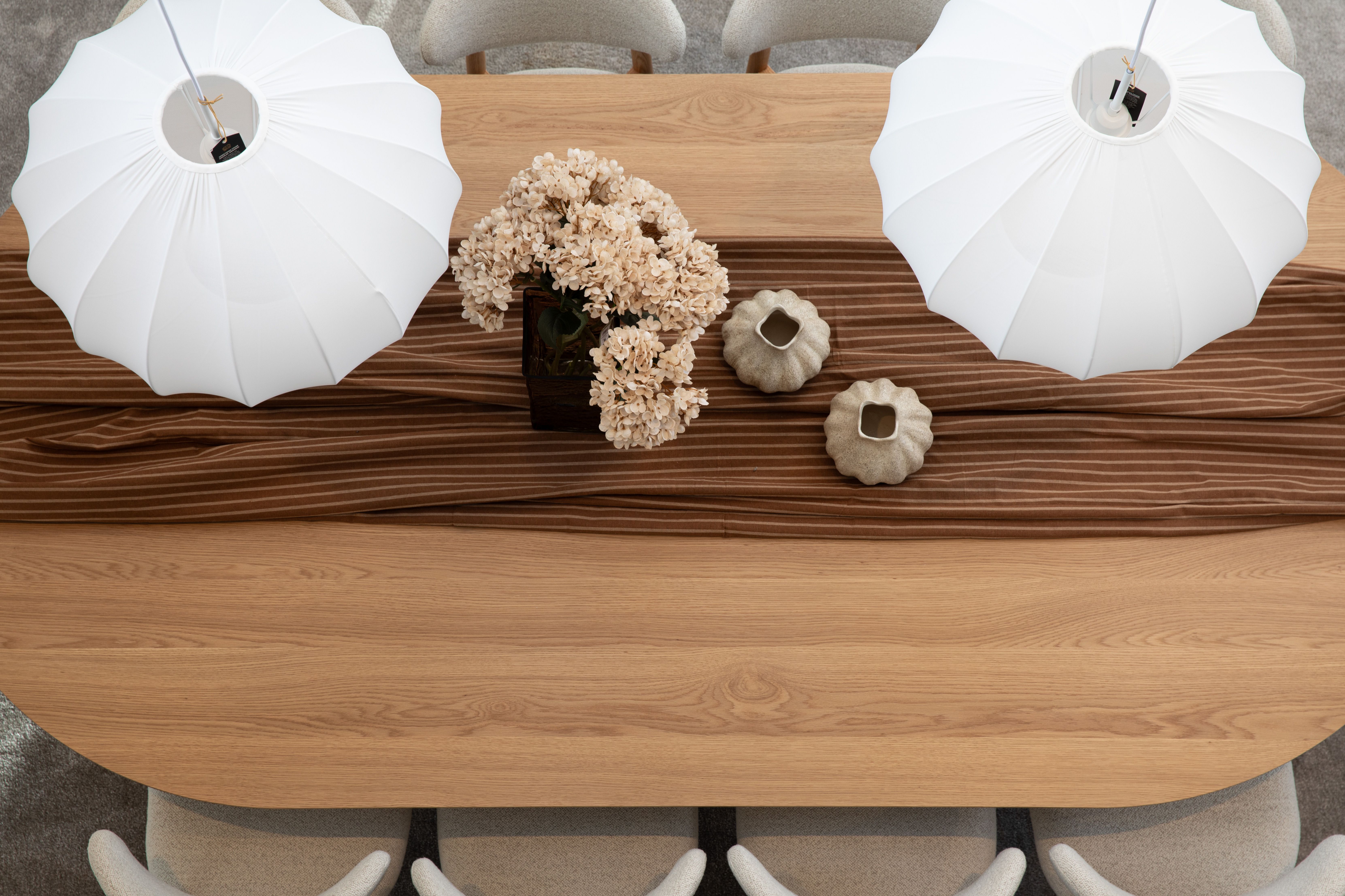 Oskar matgrupp ek 260x130cm med 8 Le chic stolar