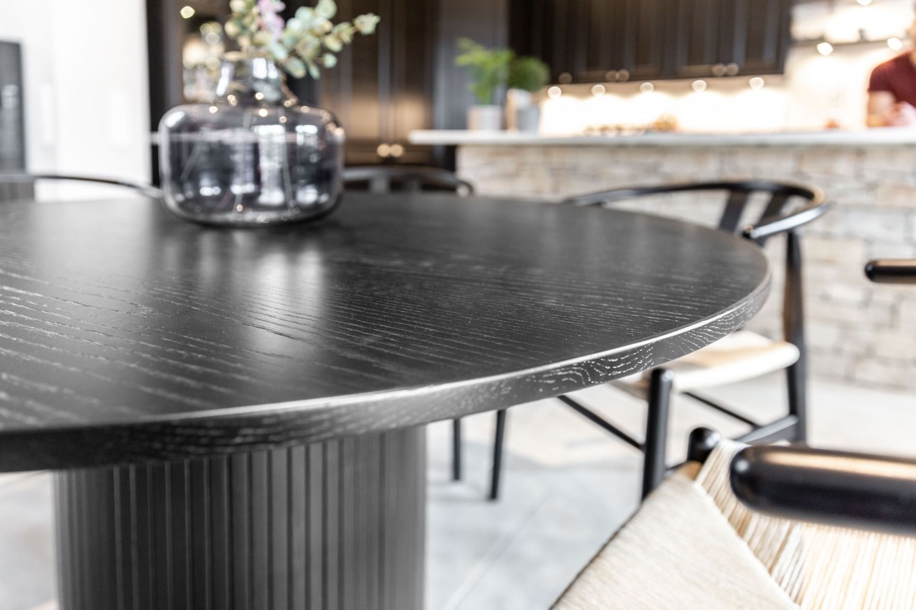 Circle 220 matbord i svartpigmenterad ek med Oskar stol